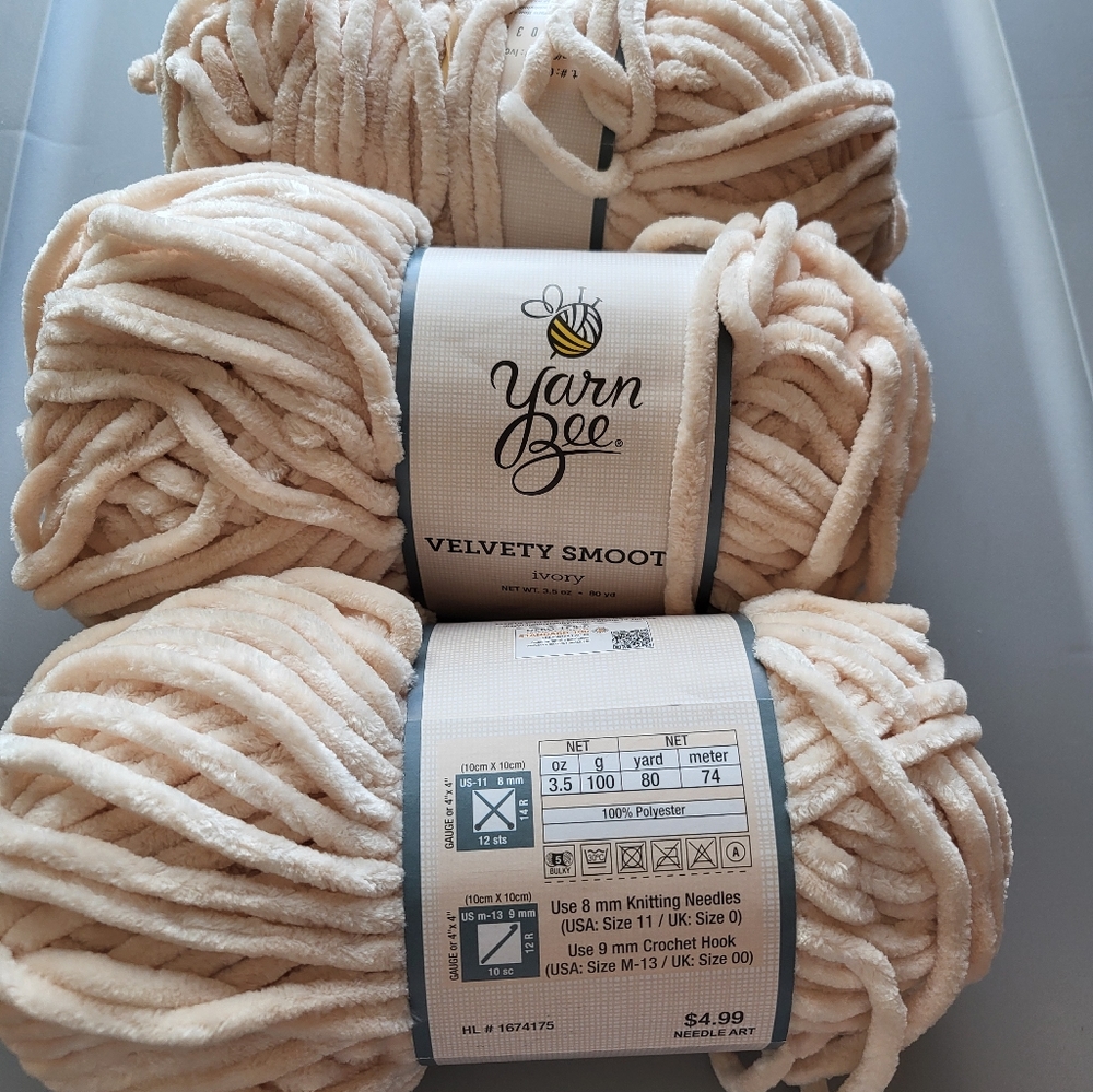 Yarn Bee Velvety  Smooth yarn in Ivory